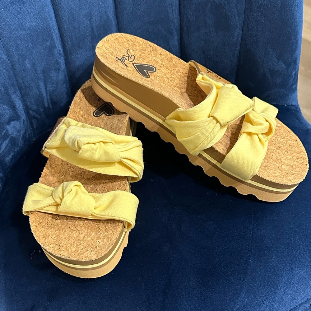 NWOT Reef Yellow Sandals
